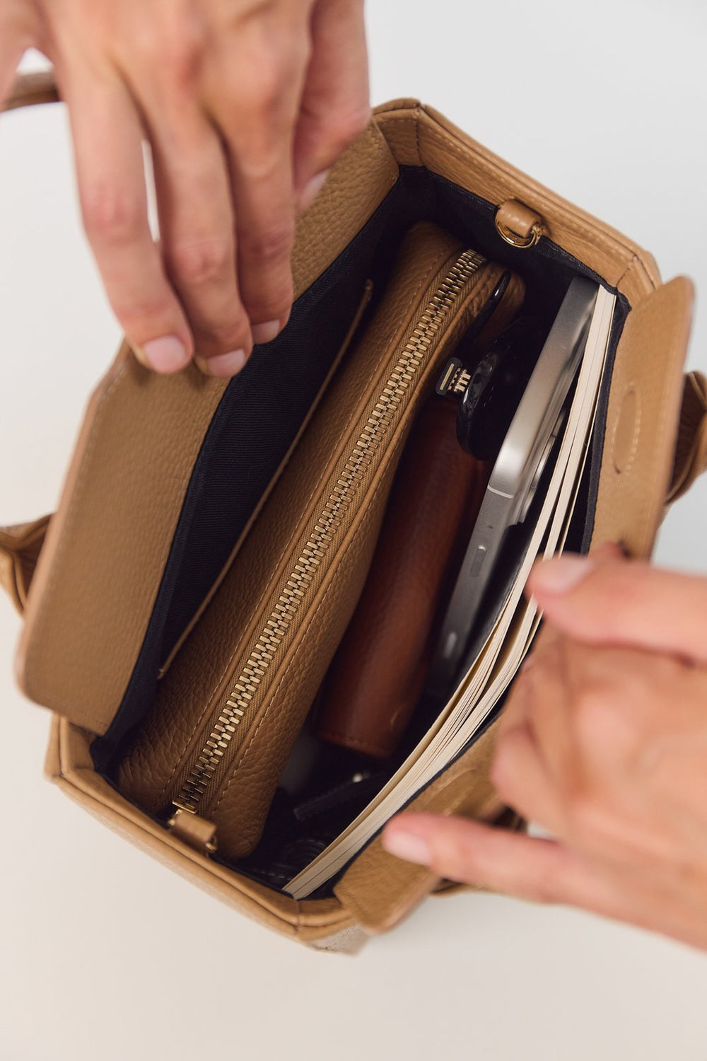 Wnętrze MIDI Q: kosmetyczka, portfel, telefon, notes