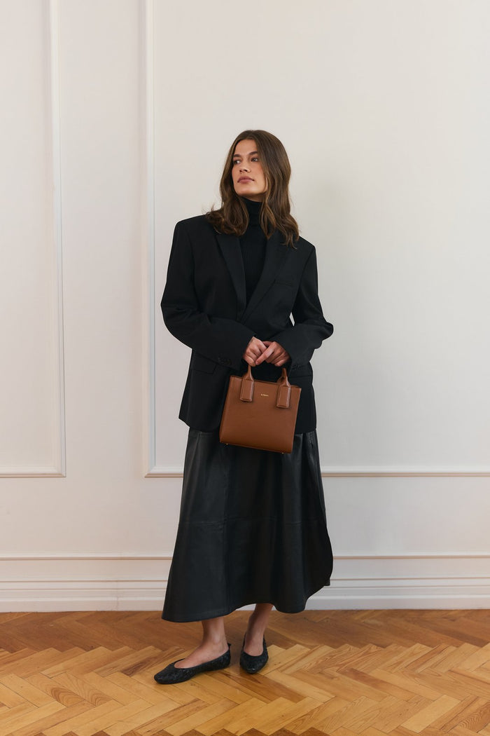Modelka z torebką MIDI Q w kolorze Caramel