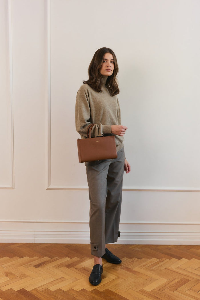 Modelka z torebką MIDI R w kolorze Caramel