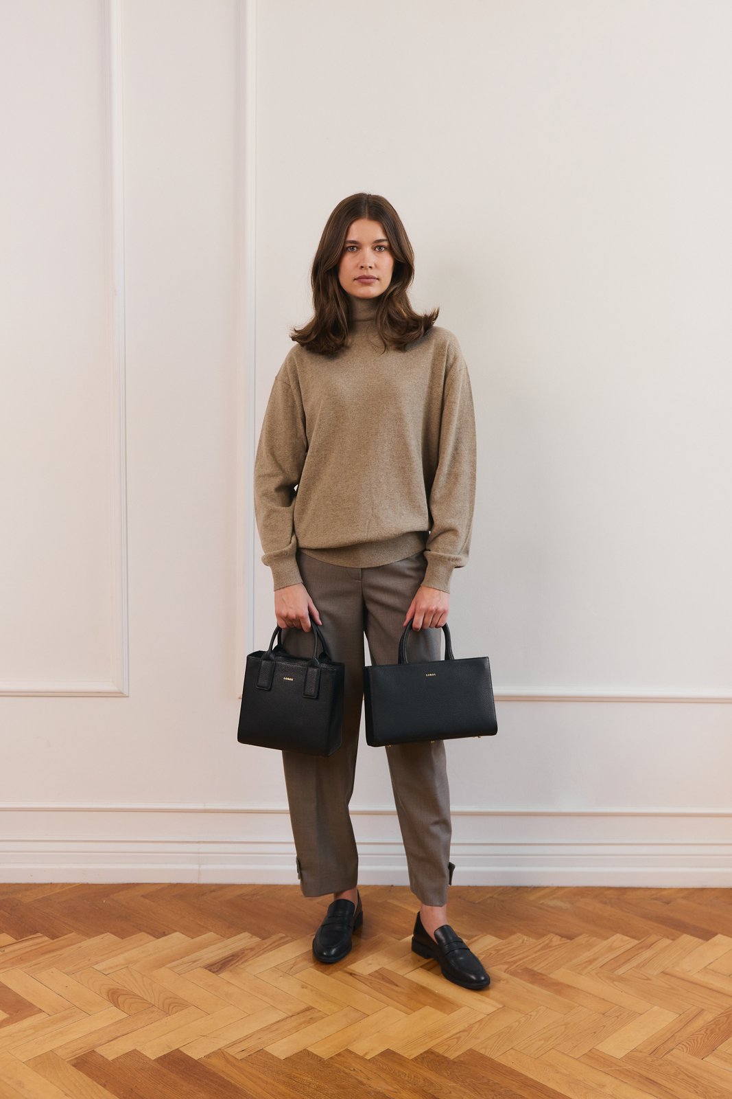 Modelka z torebkami MIDI Q i MIDI R w kolorze Black