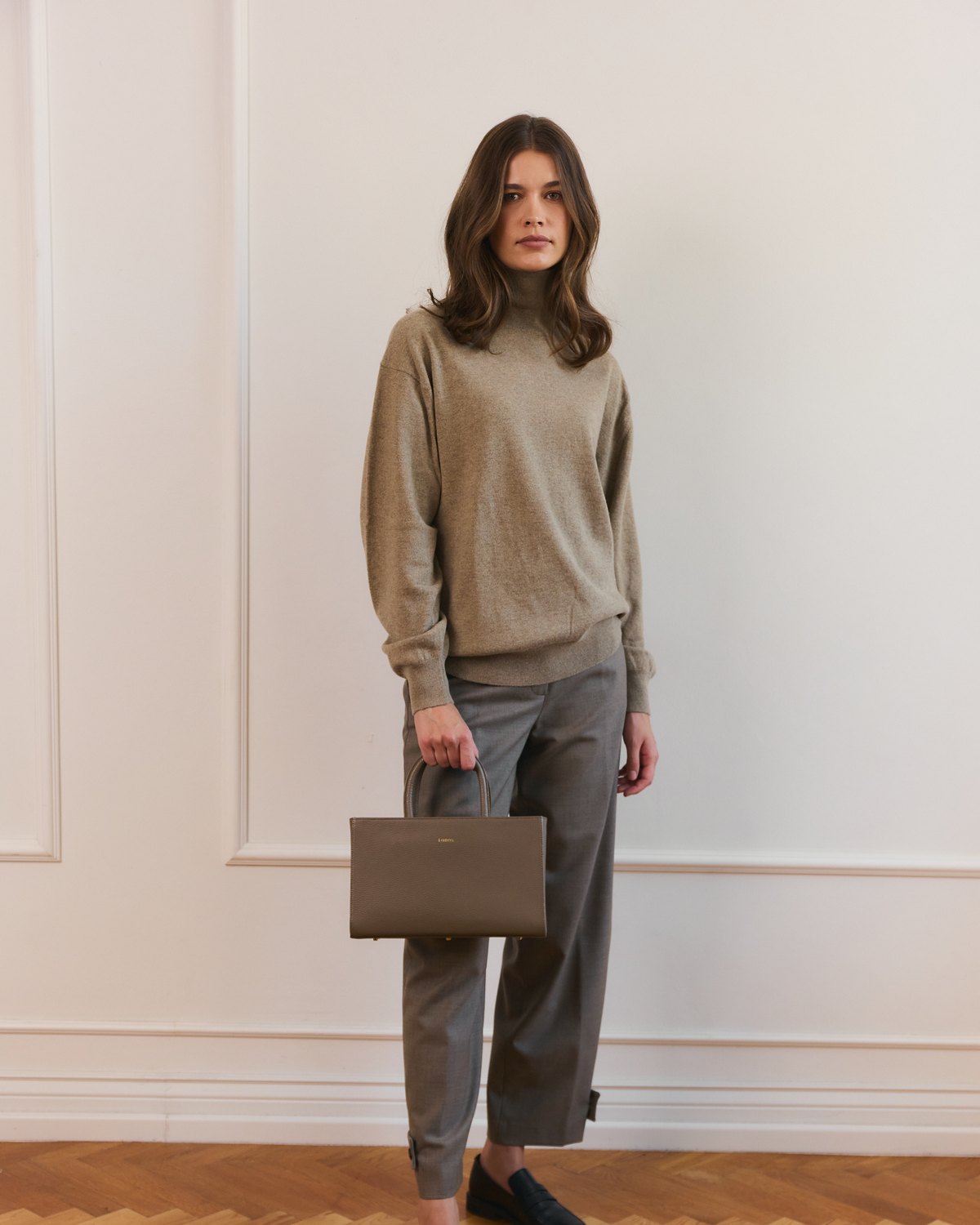 Modelka z torebką MIDI R w kolorze Taupe