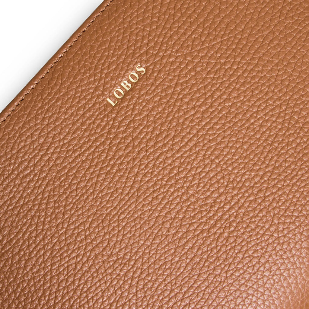 Torebka LOBOS MIDI R Caramel – detal skóry z logo
