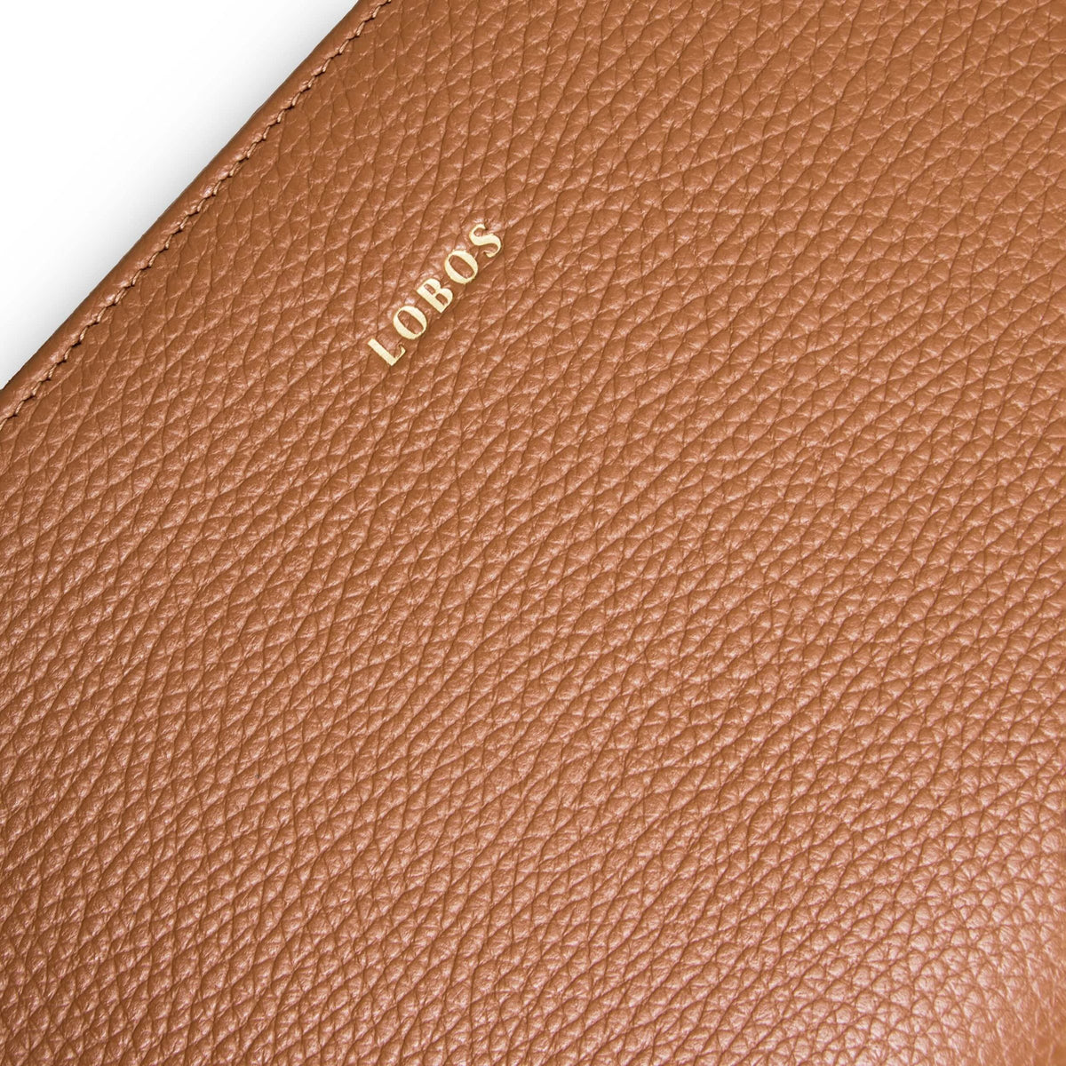 Torebka LOBOS MIDI R Caramel – detal skóry z logo