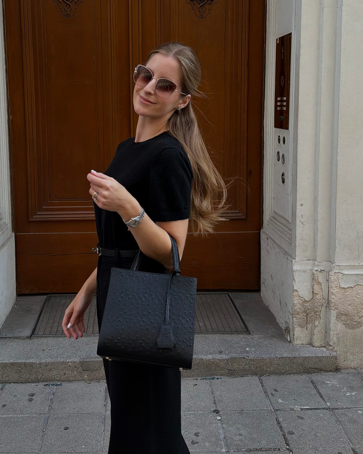 Emilia Chojnacka z MIDI E w kolorze Noir