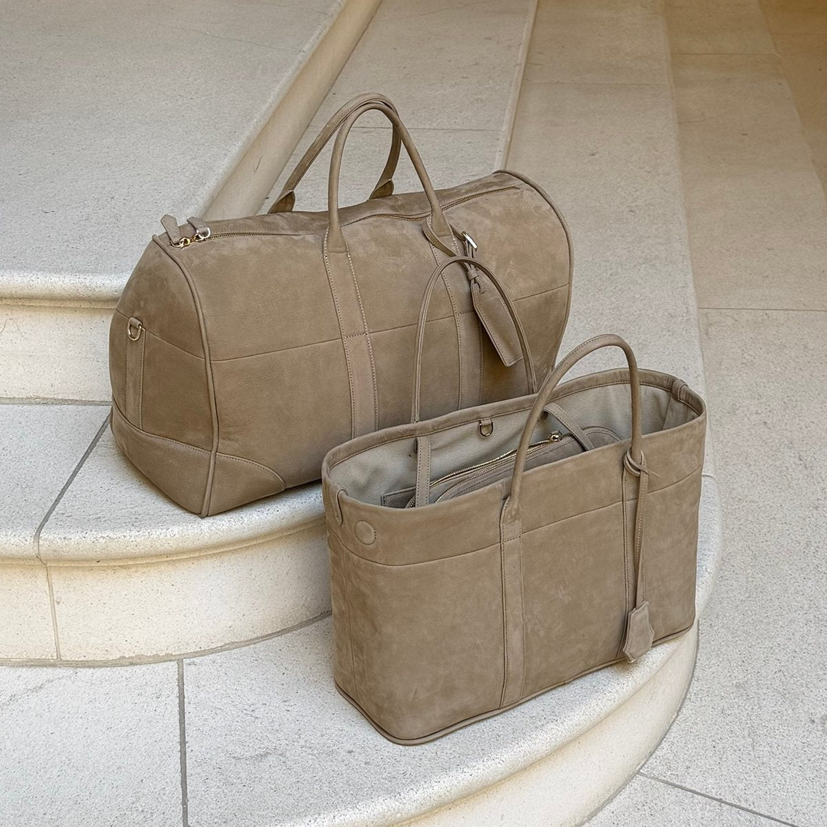Torba podróżna LE GRAND i&nbsp;shopper LE CHIC Iconic z&nbsp;tego samego beżowego nubuku